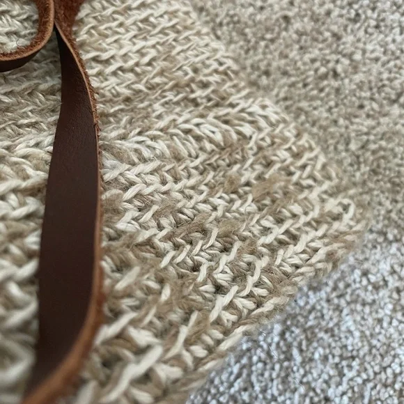 Hand knit crochet shoulder bag floral interior leather strap excellent condition - Picture 9 of 9